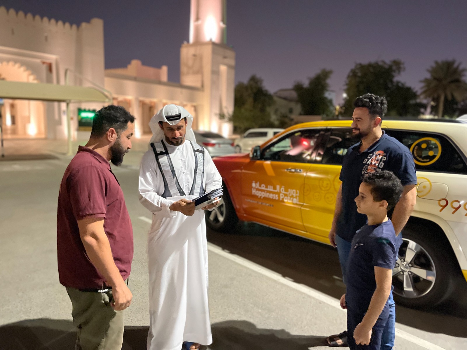 شرطة أبوظبي تحث الجمهور على عدم الوقوف العشوائي للمركبات أمام المساجد