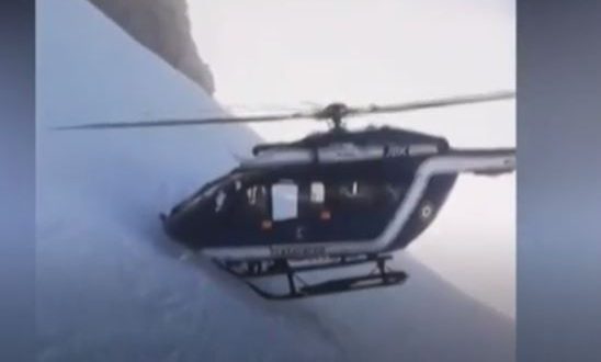 Watch Skiers Rescued In Dramatic Helicopter Manoeuvre Uae Barq