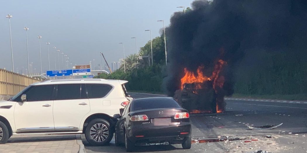 Fire breaks out after a 3-vehicle collision in Abu Dhabi – UAE BARQ